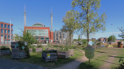 912696 Gezicht op het toekomstige Lombokpark (?) ter plekke van het Westplein te Utrecht, met op de achtergrond de Ulu ...